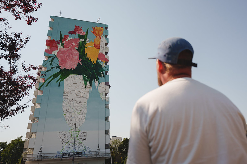 Kunstenaar Joram Roukes bekijkt zijn werk.