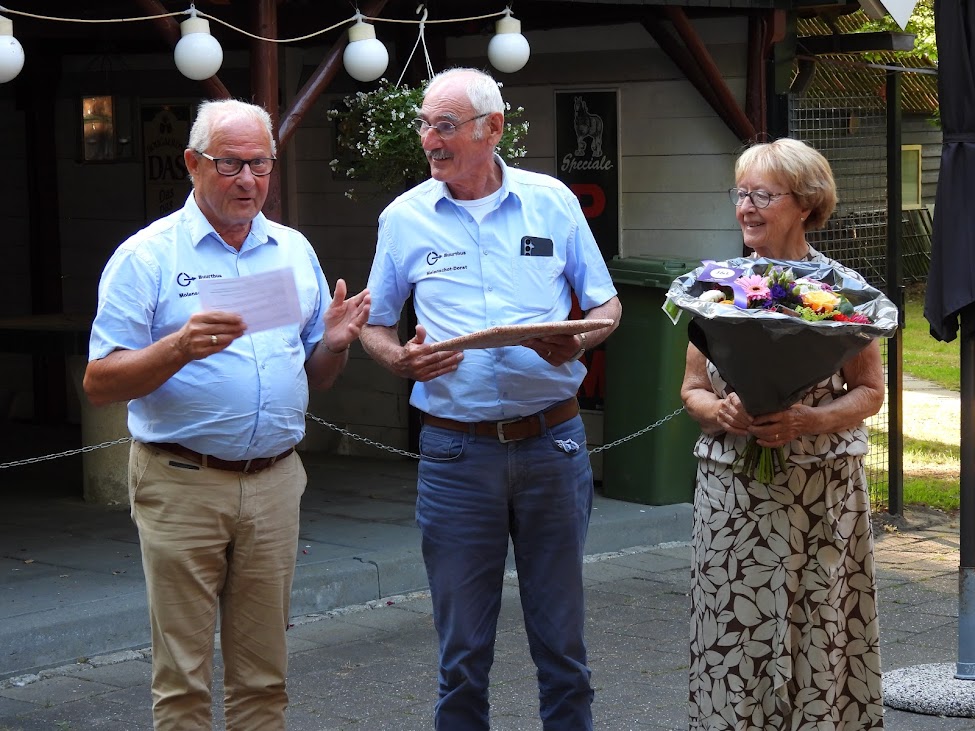 Afscheid van buurtbus Dorst-Molenschot na 15 jaar